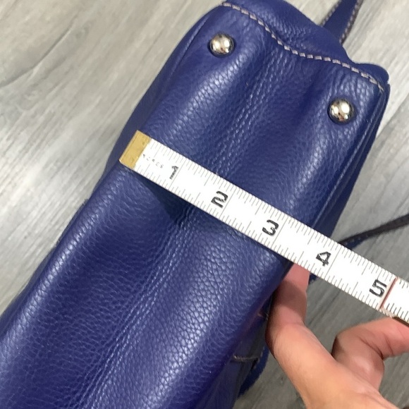 Tignanello Royal Blue Cross Body Leather Handbag w/lots of pockets inside & out - Picture 7 of 13